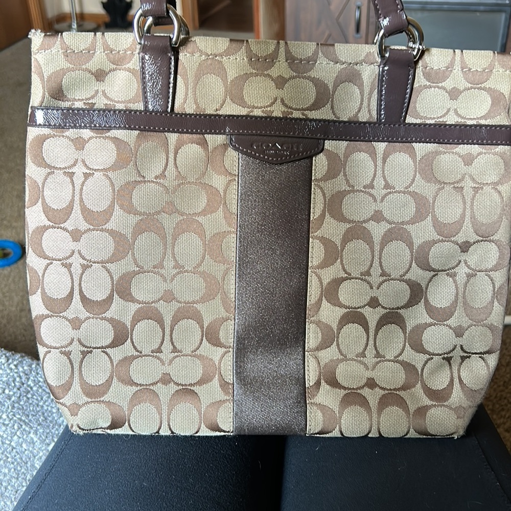 Coach purse. - Picture 3 of 5